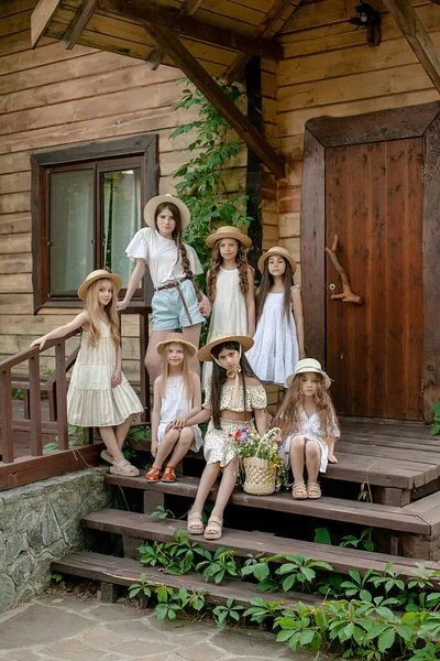 Preteen meninas posando na porta da casa de campo durante as férias de verão — Fotografia de Stock
