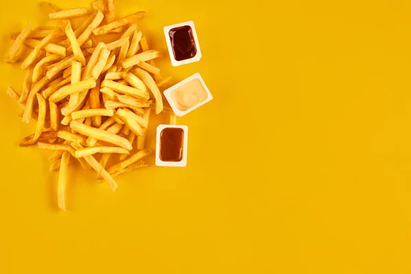 Concepto de comida rápida con restaurante frito grasiento sacar como aros de cebolla, hamburguesa, pollo frito y papas fritas como símbolo de la tentación de la dieta que resulta en una nutrición poco saludable. —  Fotos de Stock