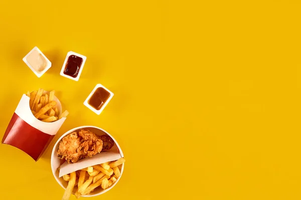 有油炸餐馆的快餐概念把洋葱圈、汉堡包、炸鸡和薯条作为饮食诱惑的象征，从而导致不健康的营养. — 图库照片
