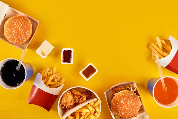 Yağlı restoranlarda fast food konsepti soğan halkaları, hamburger, kızarmış tavuk ve patates kızartması gibi sağlıksız beslenme ile sonuçlanan diyetin bir sembolüdür.. — Stok fotoğraf