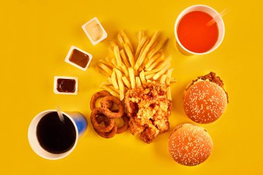 Yağlı restoranlarda fast food konsepti soğan halkaları, hamburger, kızarmış tavuk ve patates kızartması gibi sağlıksız beslenme ile sonuçlanan diyetin bir sembolüdür..