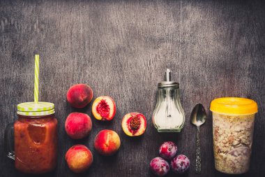 Cam şişe ve payet ve yulaf ezmesi meyve ile yararlı şeftali meyve yüzlü, vejetaryen kahvaltıları