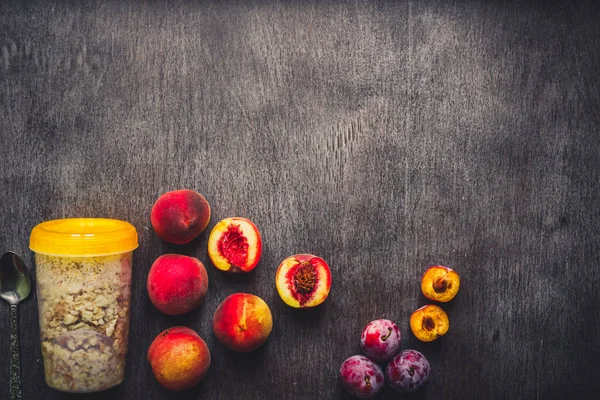 Desayuno saludable con harina de avena en frasco y fruta en la mesa. Tonificado — Foto de Stock