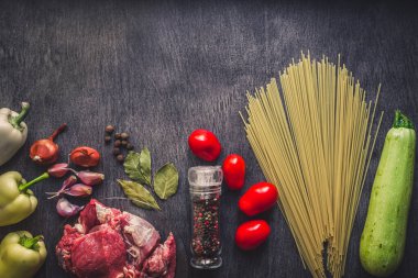 Spagetti, taze organik sebze, soğan, sarımsak, baharatlar, karabiber, biberiye, tuz, domates ve makarna yemek pişirmek için dereotu ile çiğ et Dana. Üstten Görünüm.