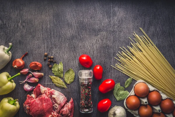 Spagetti, taze organik sebze, soğan, sarımsak, baharatlar, karabiber, biberiye, tuz, domates ve makarna yemek pişirmek için dereotu ile çiğ et Dana. Üstten Görünüm.