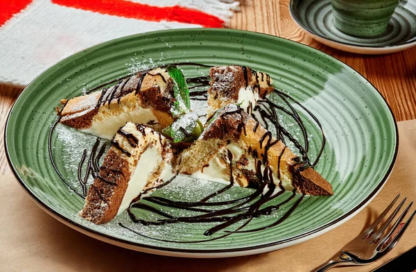 Marmorkuchen mit cremigem Pudding und Nüssen im georgischen Restaurant — Stockfoto
