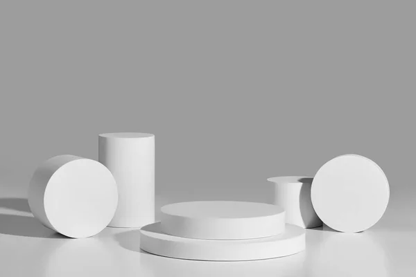 Абстрактный макет двухуровневой круглой платформы и цилиндров на сером фоне — стоковое фото