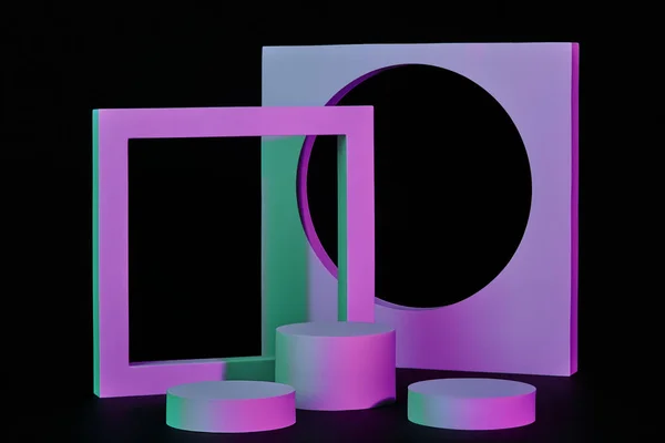 Фиолетовые цилиндрические платформы и вертикальные рамки на черном фоне — стоковое фото