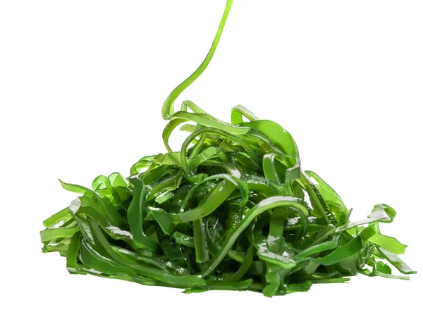 Haufen eingelegte Wakame-Algen isoliert auf weißem Hintergrund — Stockfoto