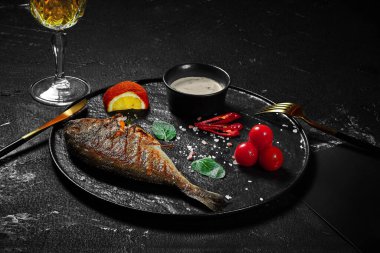 Yoğurt soslu kavurma, kiraz domatesleri, kırmızı biber ve kırmızı biberli portakal.