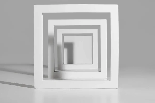 Pódium a szürke hátterű négyzet alakú keretekből történő termékbemutatáshoz — Stock Fotó
