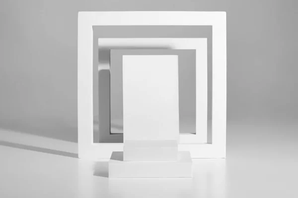 Minimalista pódium kialakítása négyzet platformok és keretek szürke háttér — Stock Fotó