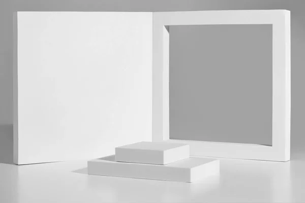 Makieta Podium z dwustopniową platformą w rogu z kwadratowych elementów na szarym tle — Zdjęcie stockowe