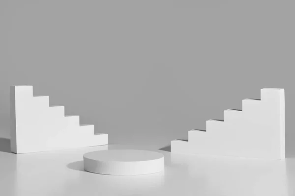 Подіум для презентації продукту з циліндричної платформи зі сходами на сірому — стокове фото