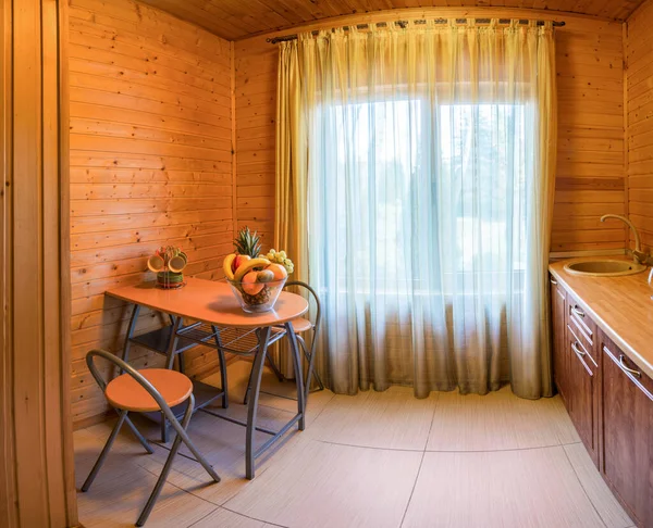Przytulne wnętrze kuchni z naturalnego drewna wykończenia w wiejskim domu — Zdjęcie stockowe