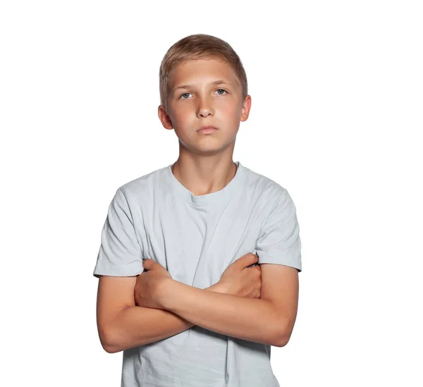 白いスタジオを背景に孤立した白いTシャツを着たブロンドの10代の少年のクローズアップ肖像画。誠実な感情の概念. — ストック写真