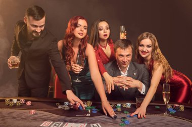 Bir grup zengin genç kumarhanede poker oynuyor..