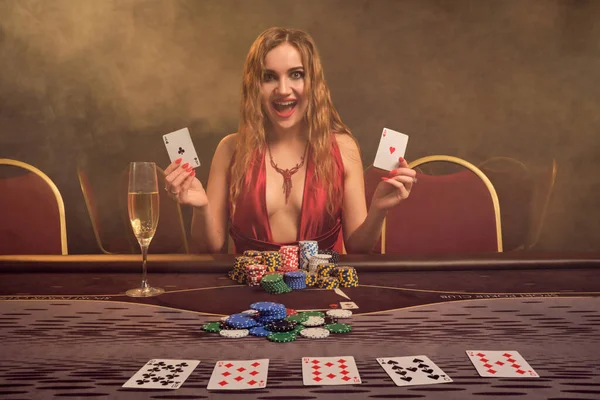 Güzel saç stili ve mükemmel makyajlı çekici bir kadın poker oynuyor. Kumarhane. — Stok fotoğraf