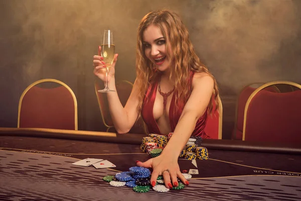 美しい髪型と完璧な化粧を持つ魅力的な女性はポーカーをプレイしています。カジノ. — ストック写真