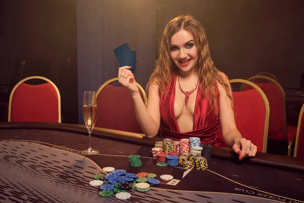 漂亮的发型和完美的妆容迷人的女人在打扑克。赌场. — 图库照片