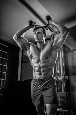 Spor salonunda, poz seksi kaslı adam karın şeklinde. Güçlü erkek n