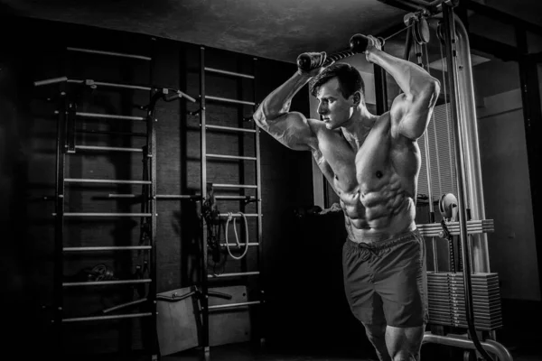 Homme musclé sexy posant dans la salle de gym, en forme d'abdomen. Homme fort n — Photo