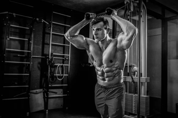 Σέξι μυϊκή άνθρωπος που θέτουν σε γυμναστήριο, σχήμα κοιλιακών. Ισχυρό αρσενικό n — Φωτογραφία Αρχείου