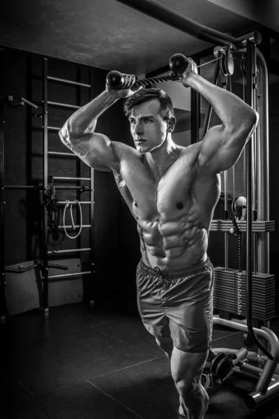 Homme musclé sexy posant dans la salle de gym, en forme d'abdomen. Homme fort n — Photo