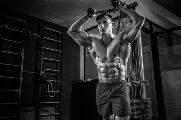 Homme musclé sexy posant dans la salle de gym, en forme d'abdomen. Homme fort n — Photo