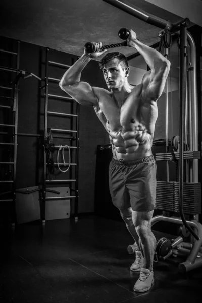 Σέξι μυϊκή άνθρωπος που θέτουν σε γυμναστήριο, σχήμα κοιλιακών. Ισχυρό αρσενικό n — Φωτογραφία Αρχείου