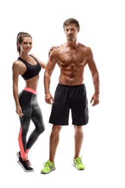 Spor, fitness, egzersiz kavramı. Çift, güçlü kas adam ve ince kadın beyaz bir arka plan üzerinde poz uygun