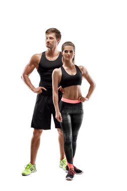 Spor, fitness, egzersiz kavramı. Çift, güçlü kas adam ve ince kadın beyaz bir arka plan üzerinde poz uygun