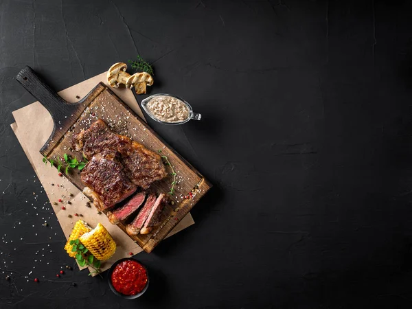 Snijd Gebakken Sappige Steaks Met Kruiden Verspreid Specerijen Een Houten — Stockfoto