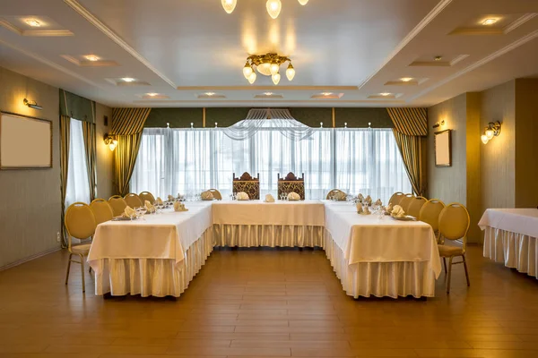 Interior Una Pequeña Sala Banquetes Tonos Pastel Preparada Para Celebración — Foto de Stock