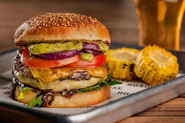 Cheeseburger Appetitoso Base Semi Sesamo Cosparso Panino Segale Con Fetta — Foto Stock