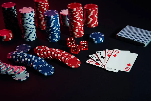 Kumarhane fişleri ve kartlar siyah masa yüzeyinde. Kumar, servet, oyun ve eğlence konsepti. Yakın çekim. Online Poker. Uzayı kopyala Reklam için ideal. Durgun hayat