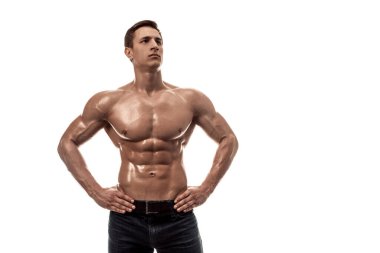 Çıplak gövdeli kaslı yakışıklı bir genç. Beyaz arka planda izole edilmiş. Beyaz arkaplanda stüdyo görüntüsü