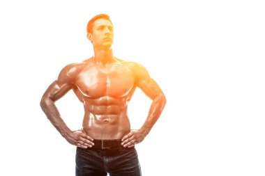 Çıplak gövdeli kaslı yakışıklı bir genç. Beyaz arka planda izole edilmiş. Beyaz arka planda stüdyo çekimi. Güneş parlamasıyla