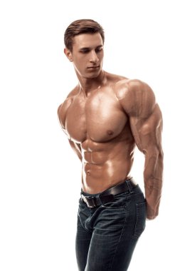 Çıplak gövdeli kaslı yakışıklı bir genç. Beyaz arka planda izole edilmiş. Beyaz arkaplanda stüdyo görüntüsü