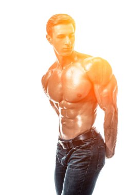 Çıplak gövdeli kaslı yakışıklı bir genç. Beyaz arka planda izole edilmiş. Beyaz arka planda stüdyo çekimi. Güneş parlamasıyla