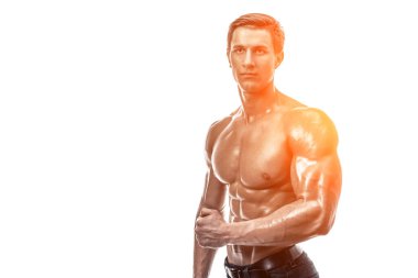 Çıplak gövdeli kaslı yakışıklı bir genç. Beyaz arka planda izole edilmiş. Beyaz arka planda stüdyo çekimi. Güneş parlamasıyla