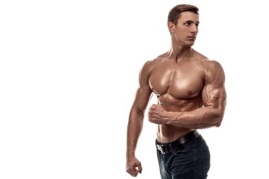 Çıplak gövdeli kaslı yakışıklı bir genç. Beyaz arka planda izole edilmiş. Beyaz arkaplanda stüdyo görüntüsü