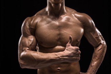 Telif uzayı olan karanlık bir arka planda bir adamın vücudunun parçası. Siyah arkaplanda stüdyo çekimi.