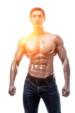 Çıplak gövdeli kaslı yakışıklı bir genç. Beyaz arka planda izole edilmiş. Beyaz arka planda stüdyo çekimi. Güneş parlamasıyla