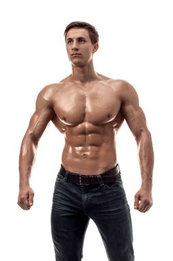 Çıplak gövdeli kaslı yakışıklı bir genç. Beyaz arka planda izole edilmiş. Beyaz arkaplanda stüdyo görüntüsü