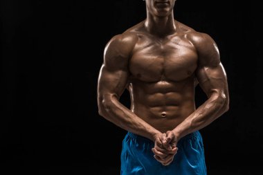 Telif uzayı olan karanlık bir arka planda bir adamın vücudunun parçası. Siyah arkaplanda stüdyo çekimi.