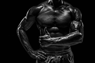 Telif uzayı olan karanlık bir arka planda bir adamın vücudunun parçası. Stüdyo çekimi siyah arka planda. Siyah ve beyaz.