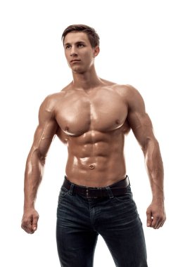 Çıplak gövdeli kaslı yakışıklı bir genç. Beyaz arka planda izole edilmiş. Beyaz arkaplanda stüdyo görüntüsü