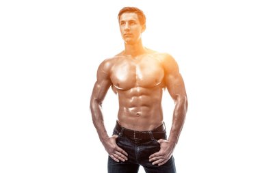 Çıplak gövdeli kaslı yakışıklı bir genç. Beyaz arka planda izole edilmiş. Beyaz arka planda stüdyo çekimi. Güneş parlamasıyla