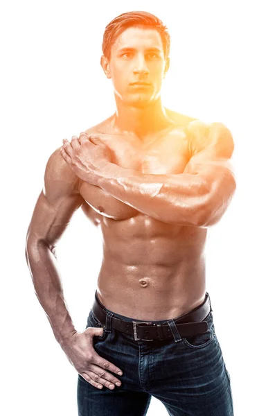 肌肉发达的年轻男子赤身裸体 被白色背景隔离 工作室拍摄白色背景 用太阳耀斑 — 图库照片